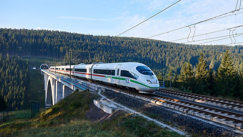 Das ist grün: ICE 3 auf der Truckenthalbrücke auf der Schnellfahrstrecke Erfurt-Nürnberg